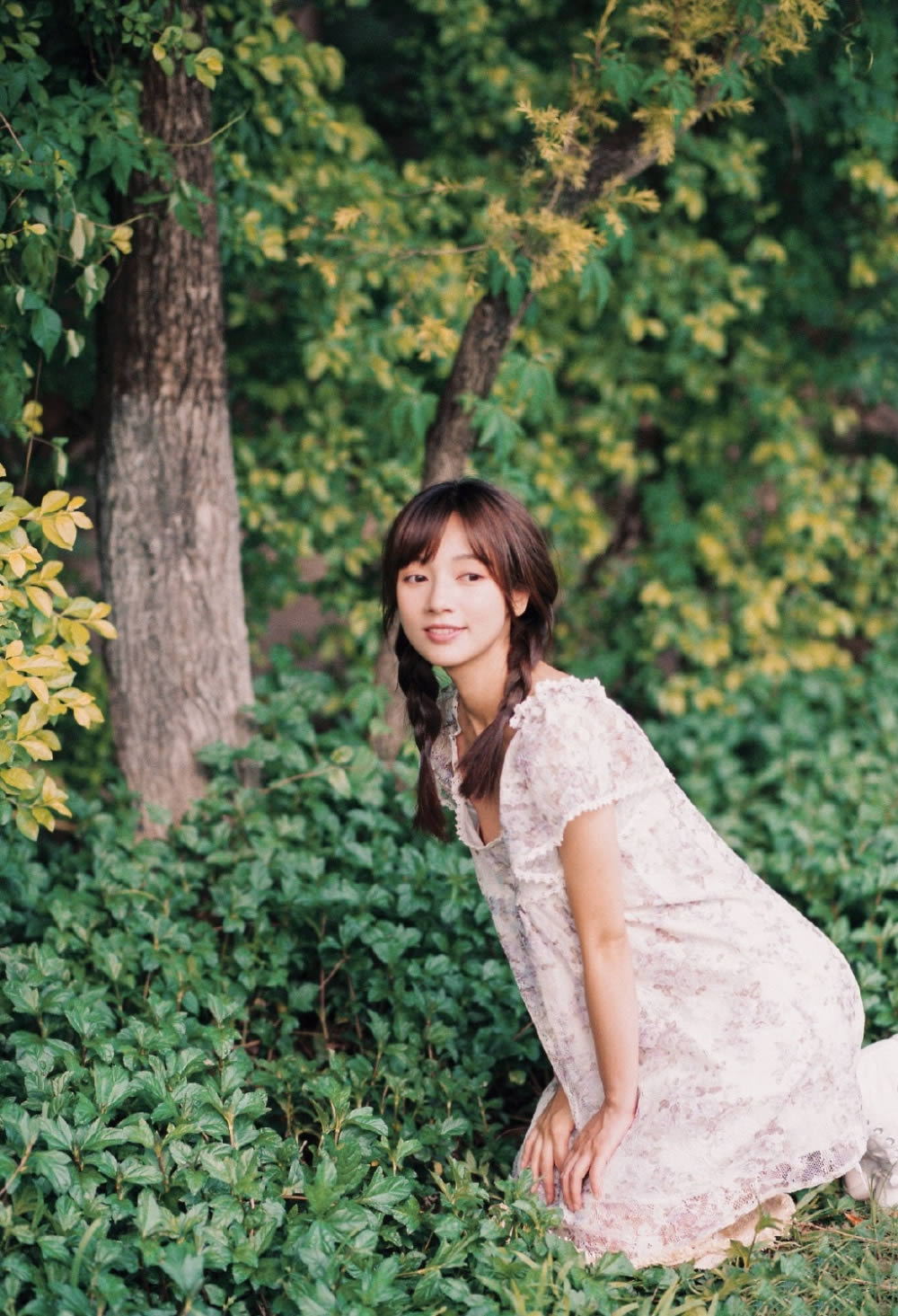 first-love-wonderful-forest-girl-braided-hair-pure-temperament-outdoor-picture