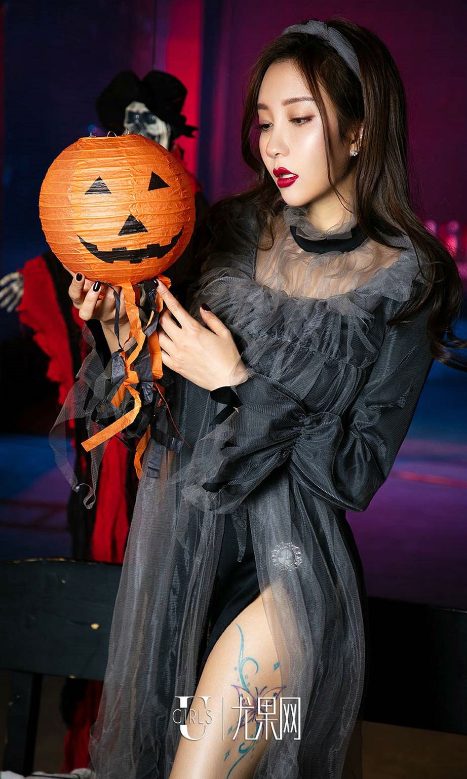 su-keke-and-song-guoer-halloween-sexy-waist-and-busty