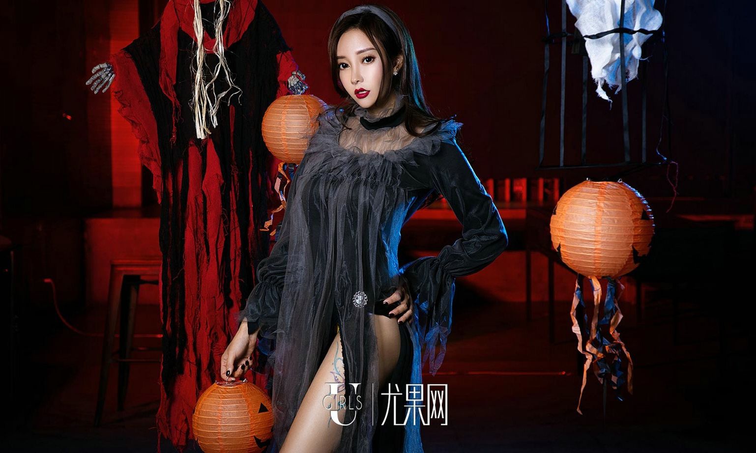 su-keke-and-song-guoer-halloween-sexy-waist-and-busty