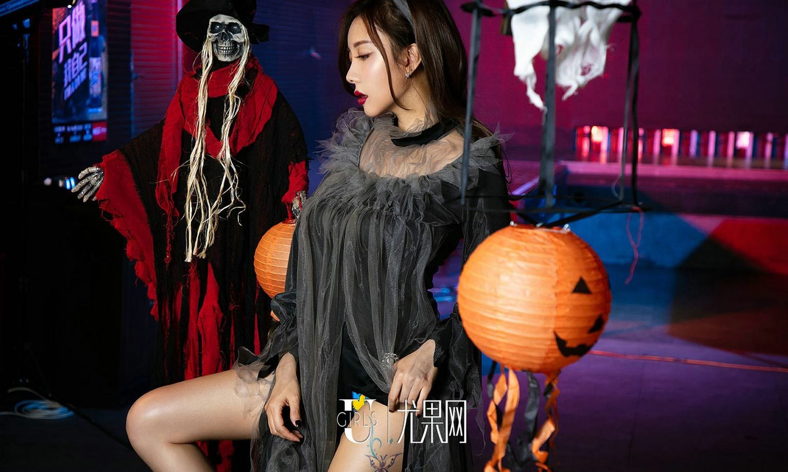 su-keke-and-song-guoer-halloween-sexy-waist-and-busty