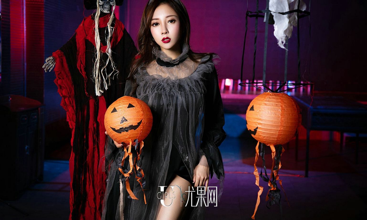 su-keke-and-song-guoer-halloween-sexy-waist-and-busty