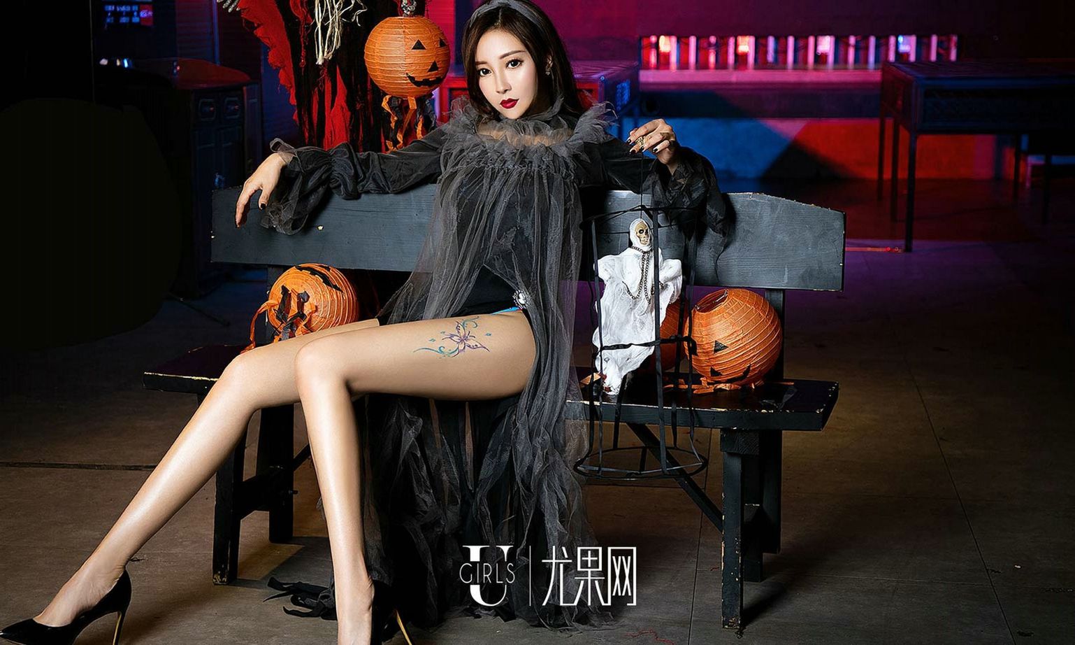 su-keke-and-song-guoer-halloween-sexy-waist-and-busty