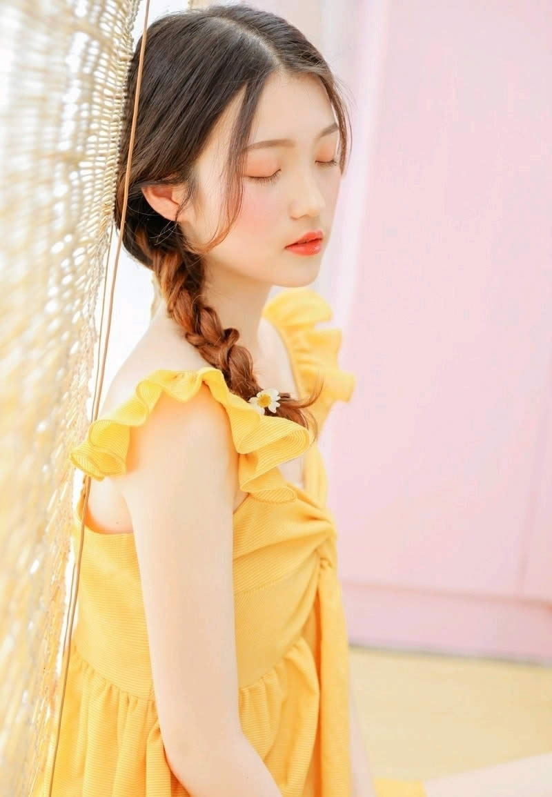 beauty-pictures-of-innocent-girl-with-light-yellow-dress-and-young-girlish-ponytail