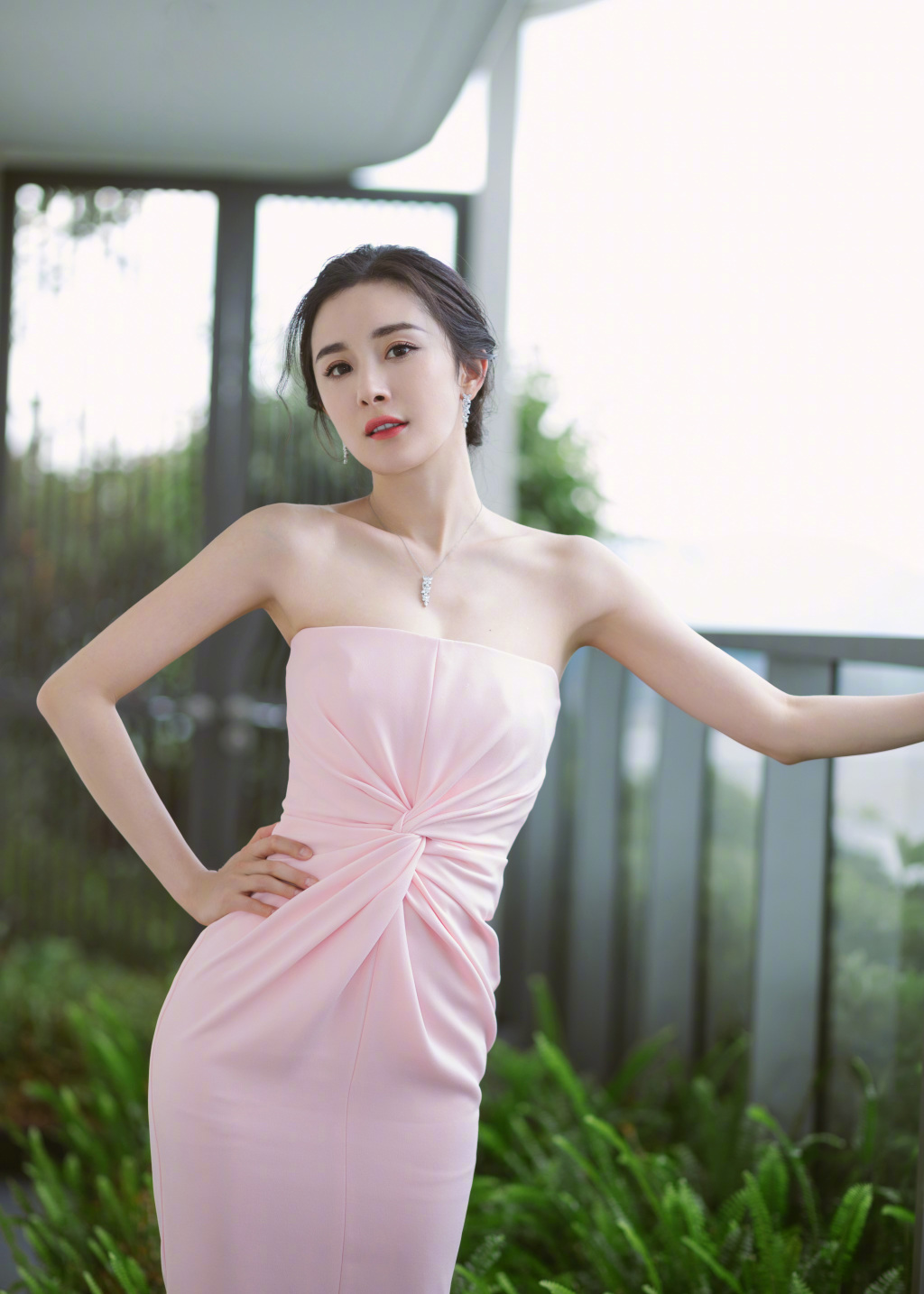 杨幂身着粉色连衣裙 展现完美身材！
