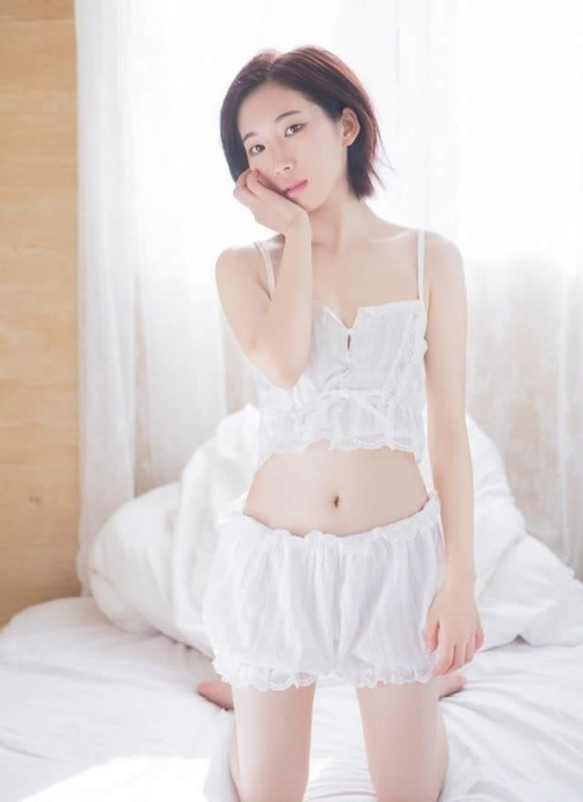 short-haired-beautiful-girl-in-sunlight-sling-shorts-small-waist-long-legs-bed-photo