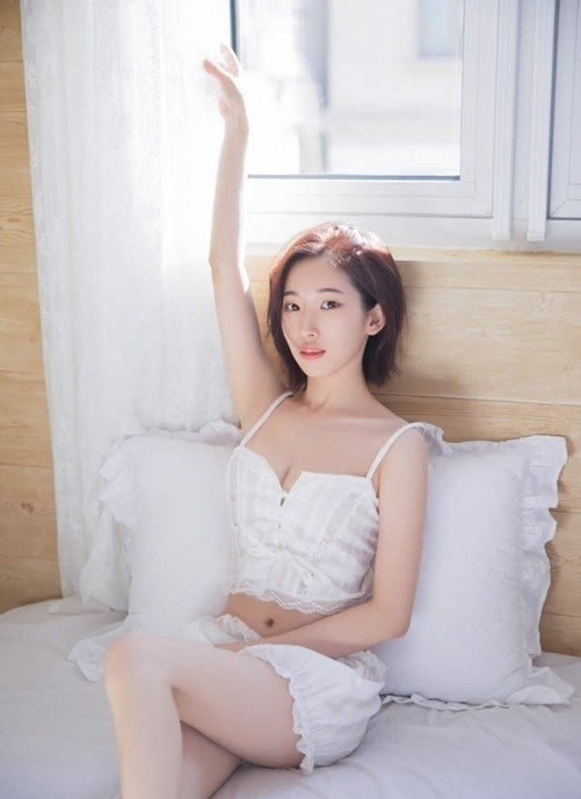 short-haired-beautiful-girl-in-sunlight-sling-shorts-small-waist-long-legs-bed-photo