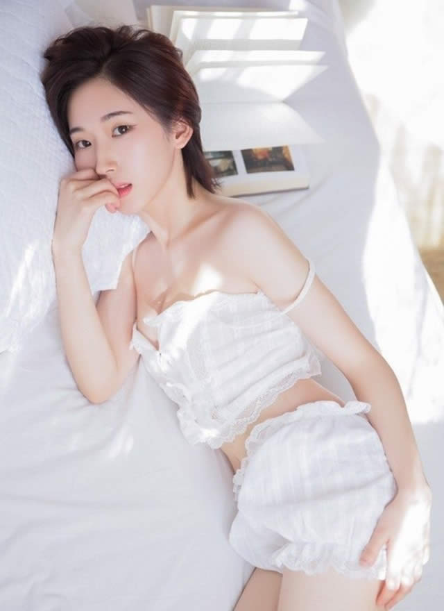 short-haired-beautiful-girl-in-sunlight-sling-shorts-small-waist-long-legs-bed-photo