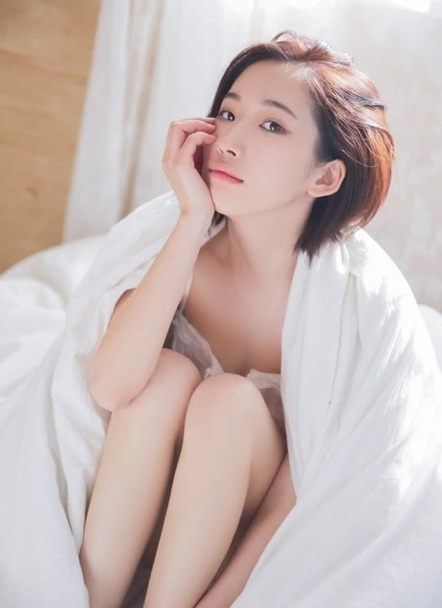 short-haired-beautiful-girl-in-sunlight-sling-shorts-small-waist-long-legs-bed-photo