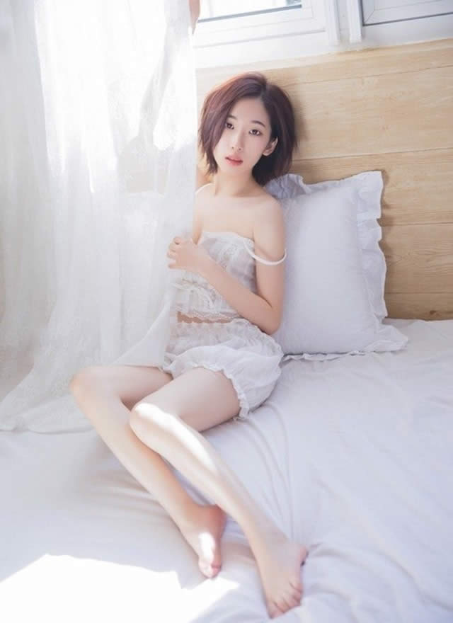 short-haired-beautiful-girl-in-sunlight-sling-shorts-small-waist-long-legs-bed-photo